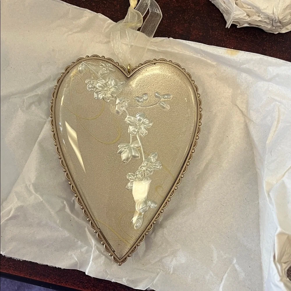 NIB Hallmark Keepsake A Mother's Heart 2015 Christmas Ornament